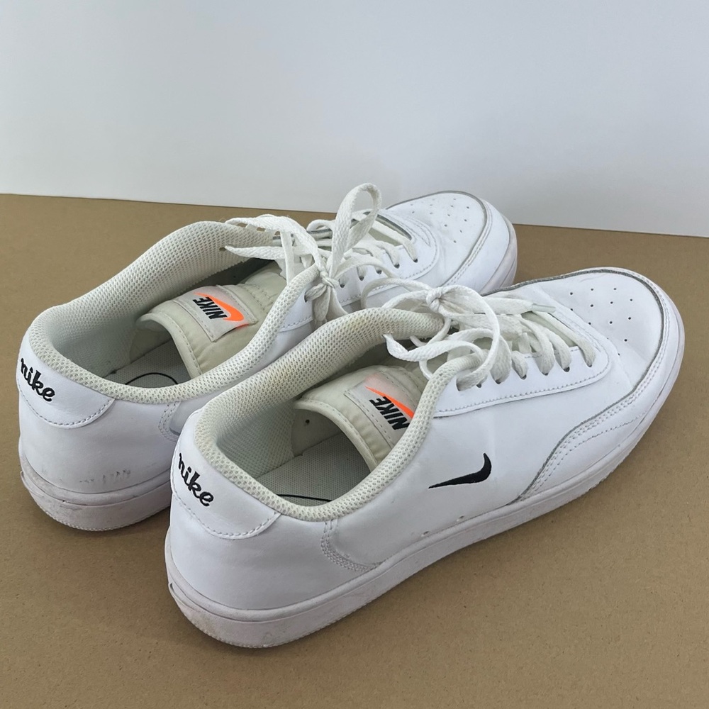 Nike White Shoes w/ Black Women's 9 Engineered for All Day Everyday Comfort